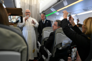15-Viaggio Apostolico in T&uuml;rkiye e in Libano: Saluto ai giornalisti durante il volo Roma-Ankara