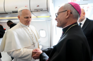 16-Viaggio Apostolico in T&uuml;rkiye e in Libano: Saluto ai giornalisti durante il volo Roma-Ankara