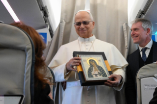 17-Viaggio Apostolico in T&uuml;rkiye e in Libano: Saluto ai giornalisti durante il volo Roma-Ankara