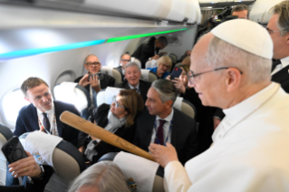 18-Viaggio Apostolico in T&uuml;rkiye e in Libano: Saluto ai giornalisti durante il volo Roma-Ankara