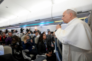 2-Voyage apostolique en T&uuml;rkiye et au Liban : Conf&eacute;rence de presse sur le vol d'Istanbul &agrave; Beyrouth