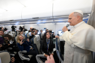 7-Voyage apostolique en T&uuml;rkiye et au Liban : Conf&eacute;rence de presse sur le vol d'Istanbul &agrave; Beyrouth