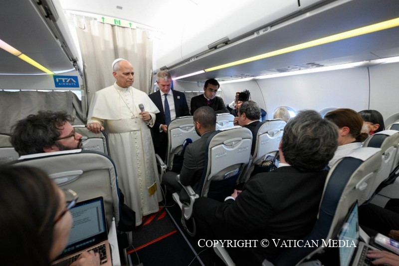 5-Viagem Apost&oacute;lica &agrave; T&uuml;rkiye e ao L&iacute;bano: Confer&ecirc;ncia de imprensa durante o voo de regresso a Roma