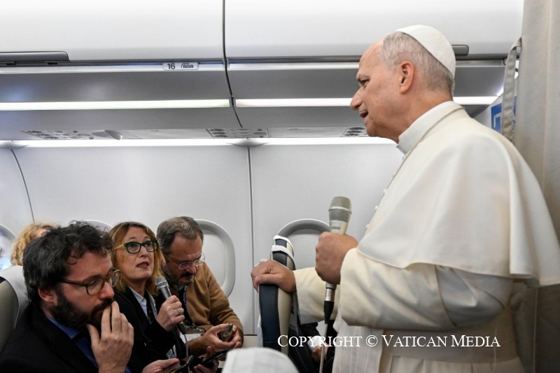 1-Viagem Apost&oacute;lica &agrave; T&uuml;rkiye e ao L&iacute;bano: Confer&ecirc;ncia de imprensa durante o voo de regresso a Roma
