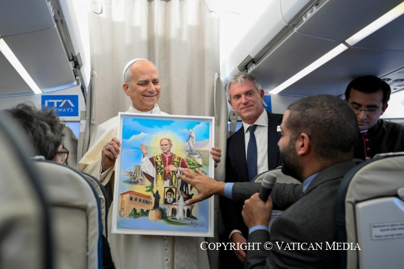 10-Viagem Apost&oacute;lica &agrave; T&uuml;rkiye e ao L&iacute;bano: Confer&ecirc;ncia de imprensa durante o voo de regresso a Roma