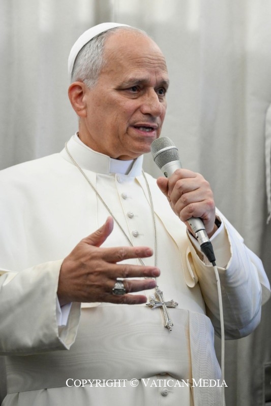 11-Viagem Apost&oacute;lica &agrave; T&uuml;rkiye e ao L&iacute;bano: Confer&ecirc;ncia de imprensa durante o voo de regresso a Roma