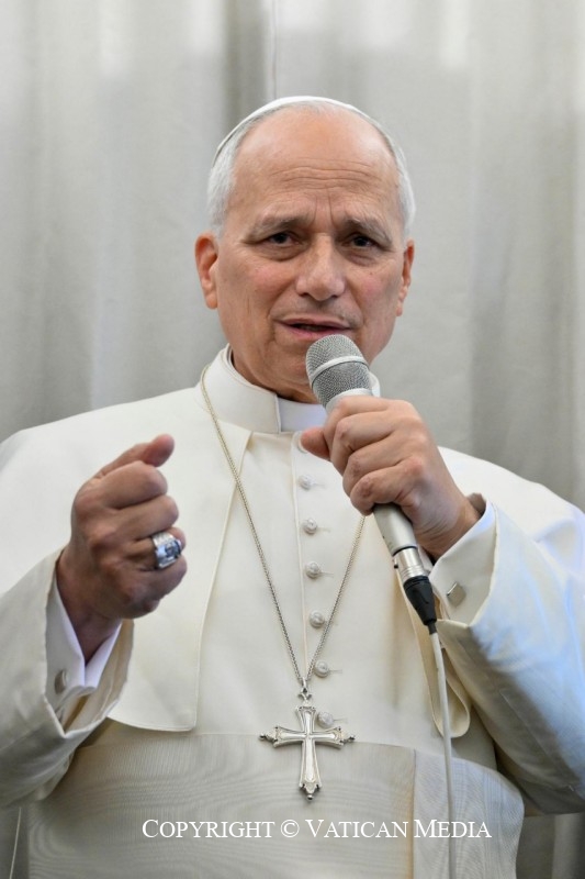 7-Viagem Apost&oacute;lica &agrave; T&uuml;rkiye e ao L&iacute;bano: Confer&ecirc;ncia de imprensa durante o voo de regresso a Roma