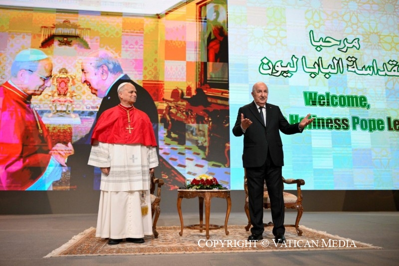 0-Apostolic Visit to Algiers: Meeting with the Authorities, Civil Society and The Diplomatic Corps