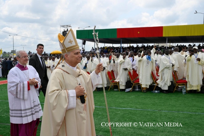1-Apostolic Journey to Camerun: Holy Mass