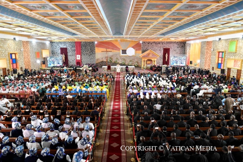 2-Apostolic Journey to Camerun: Meeting for Peace with the Community of Bamenda 