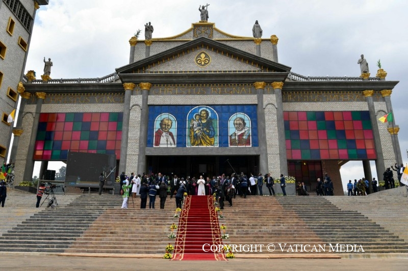 9-Apostolic Journey to Camerun: Meeting for Peace with the Community of Bamenda 