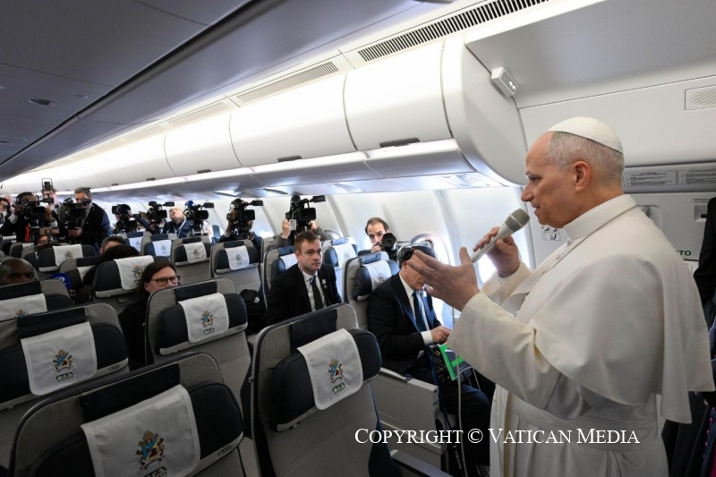 2-Viaggio Apostolico in Camerun: Parole del Santo Padre ai giornalisti durante il volo diretto a Yaound&eacute; 