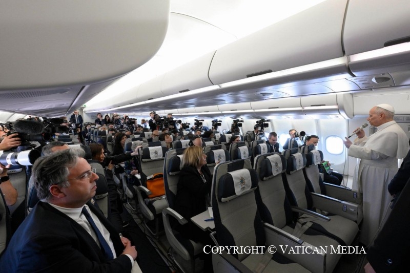 1-Viaggio Apostolico in Camerun: Parole del Santo Padre ai giornalisti durante il volo diretto a Yaound&eacute; 