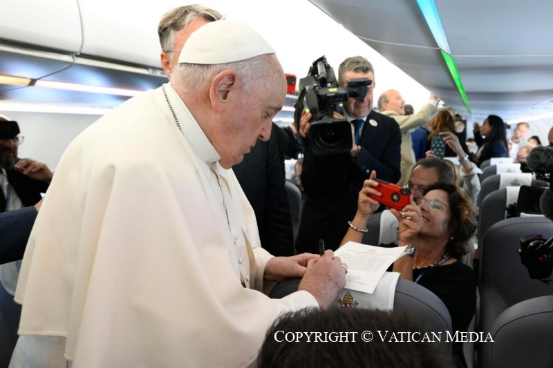 Francisco, con los periodistas del vuelo papal