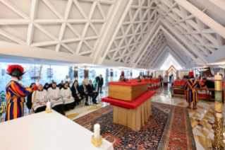 2-Traslado del ferétro del Romano Pontífice Francisco a la Basílica Vaticana