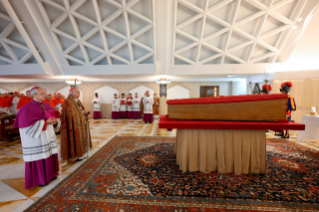 3-Traslado del ferétro del Romano Pontífice Francisco a la Basílica Vaticana
