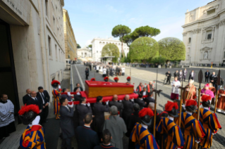 9-Traslado del ferétro del Romano Pontífice Francisco a la Basílica Vaticana