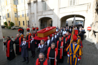 10-Traslado del ferétro del Romano Pontífice Francisco a la Basílica Vaticana
