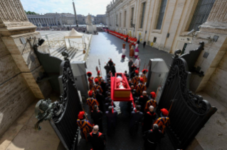 16-Traslado del ferétro del Romano Pontífice Francisco a la Basílica Vaticana