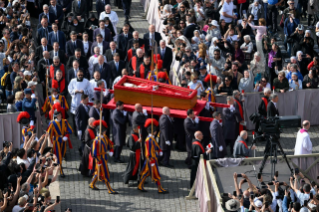 18-Traslado del ferétro del Romano Pontífice Francisco a la Basílica Vaticana