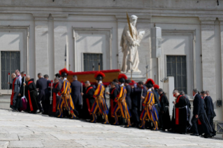 42-Traslado del ferétro del Romano Pontífice Francisco a la Basílica Vaticana